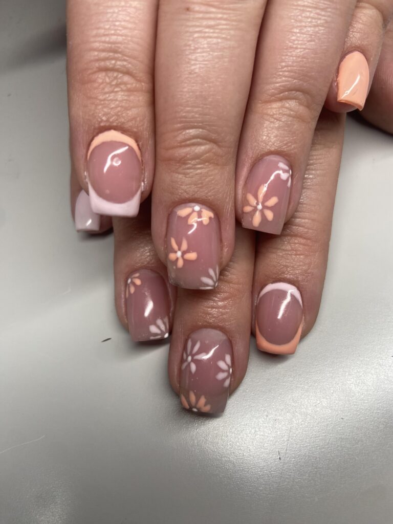 Naglar med målade blommor, vit och orange
